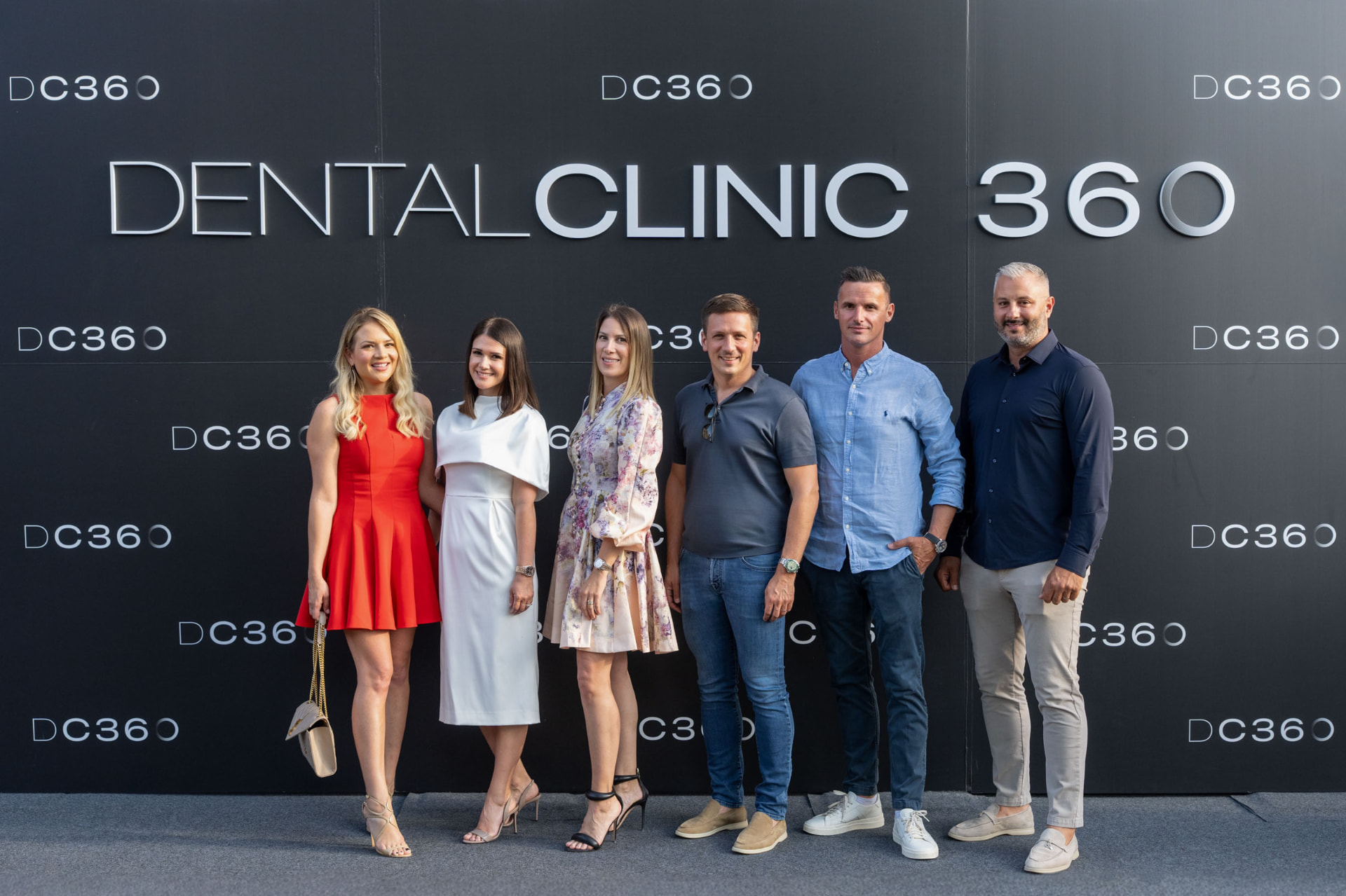 Tim ispred brandiranog zida Dental Clinic 360