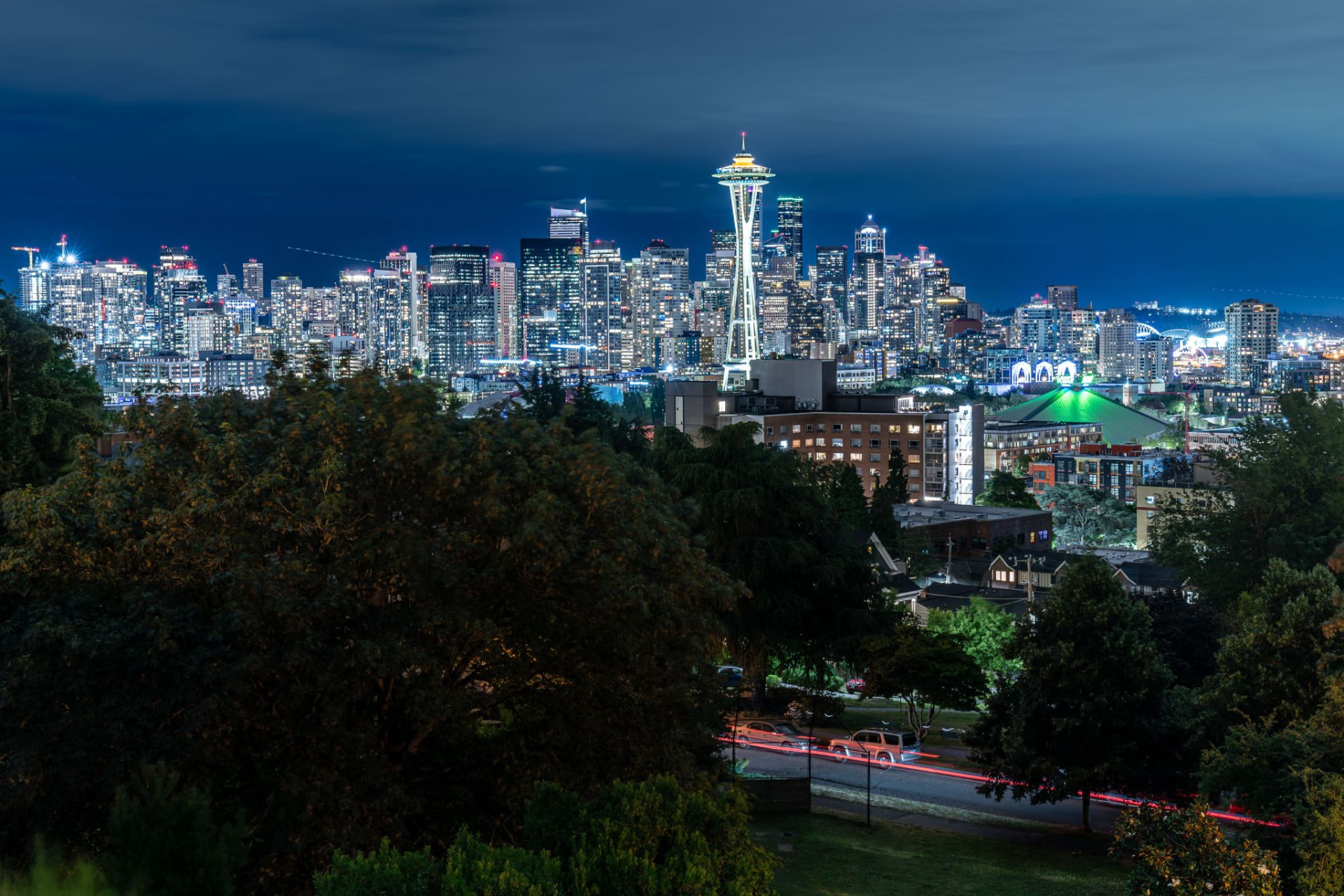 Noćna panorama Seattlea sa Space Needleom